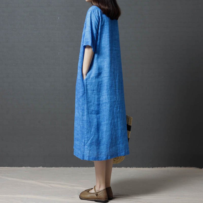 实事求是!70女人穿这“宝蓝裙”，高贵大气，穿上成行走的荷尔蒙