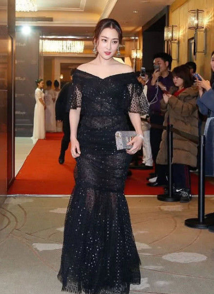 马苏黑色长裙妩媚动人，凹凸身材太抢镜了，网友：不小心被撩到了