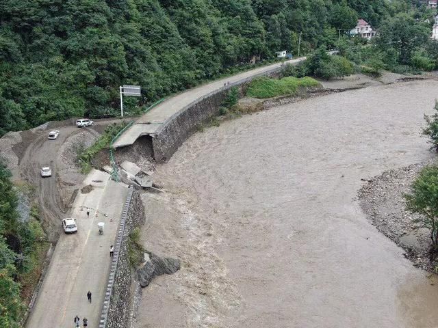 桥梁被冲毁、商铺被淹、道路塌方，暴雨突袭陕西这些地方