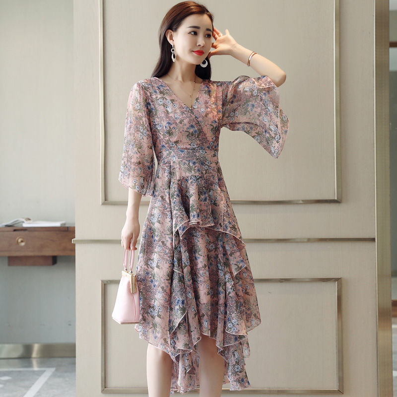 饭后散步，46岁妈妈就爱穿这“高雅裙”，美的路人频回头