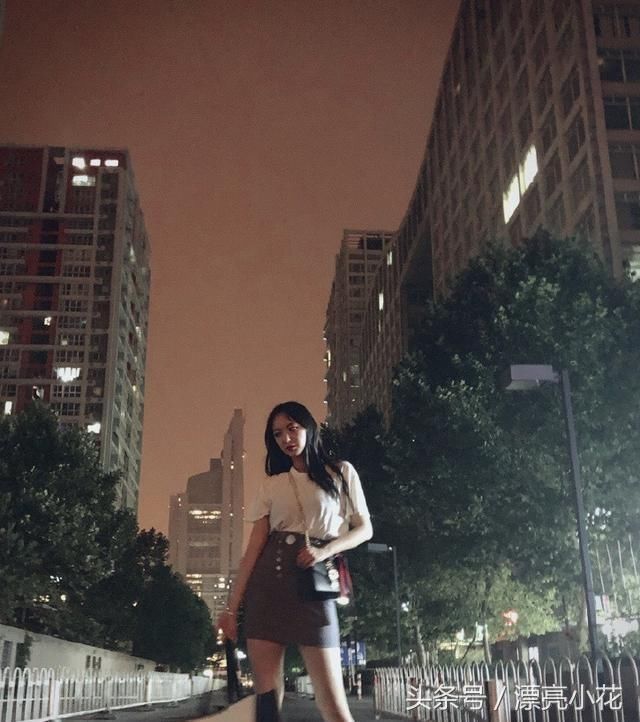 程潇太敢穿，深夜拍照裙子使劲往上提，网友：你是有多热？