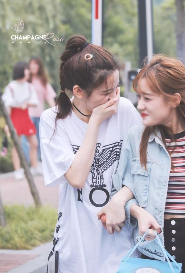 101女孩的少女感 原来靠这些“塑料”单品就能get