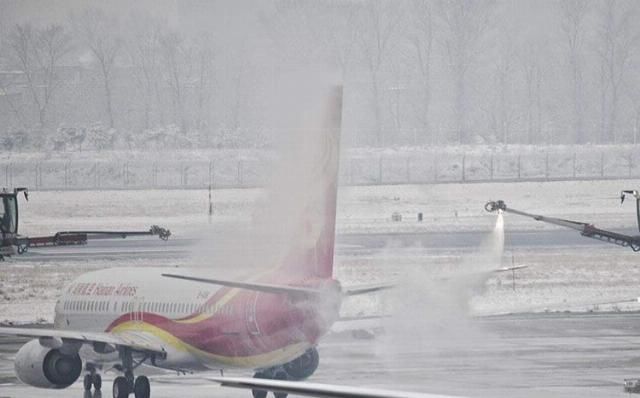 初雪后 首都国际机场飞机排队除冰