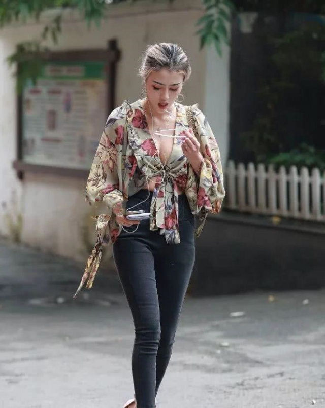  「潮人」路人街拍,美女穿着漂亮的短裙,展现火辣的身材,太迷人了!