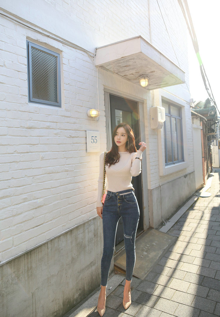  【与众不同】街拍：气质出众的牛仔裤美女，时尚展现出与众不同的魅力