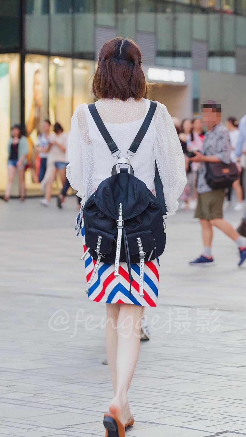 时尚街拍:小姐姐的大长腿太细了，用仙鹤腿来形容毫不为过