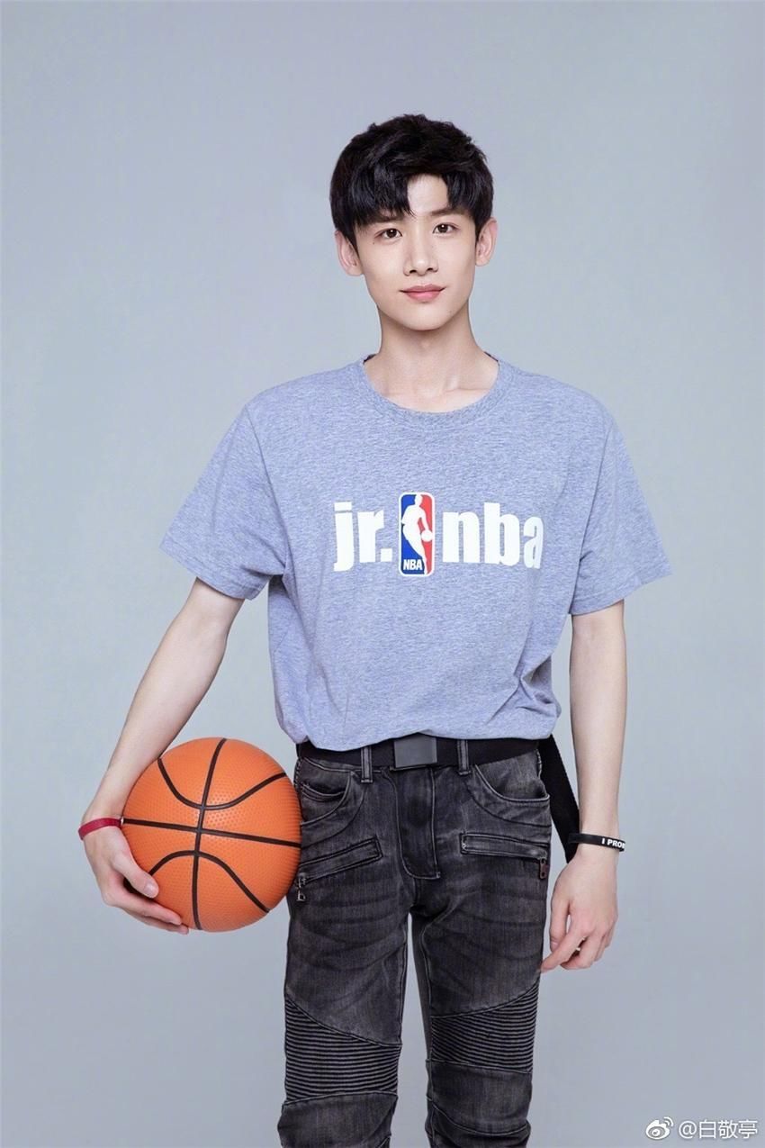 白敬亭辟谣的方式很是精辟啊，粉丝:不愧是我白!就是这么霸气