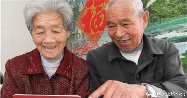  「缴费基数」30岁开始自己每年存一万元和每年缴纳社保, 退休后