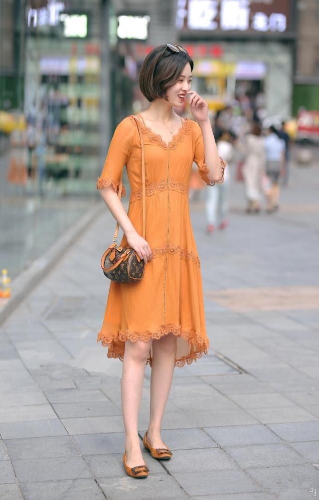 街拍：图二职业装黑丝美女，真想给她提包