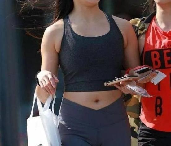 穿上打底裤的你, 何愁不成为街上一道靓丽的风景线!