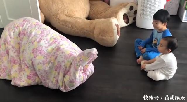 和谢楠@吴京罕晒宅家日常，裹棉被扮大象逗儿子开心，俩儿子表情反差太大