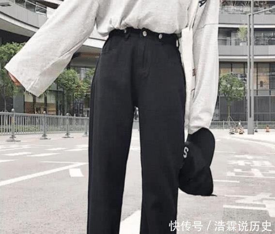『显瘦』强烈建议卫衣别再搭工装裤了,今年流行新款“酒杯裤”,显瘦!