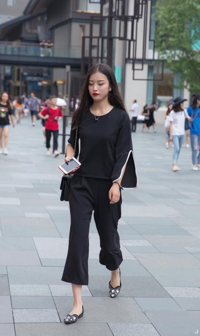 时尚的小姐姐，白色抹胸上衣搭配紧身牛仔裤，好身材尽显!