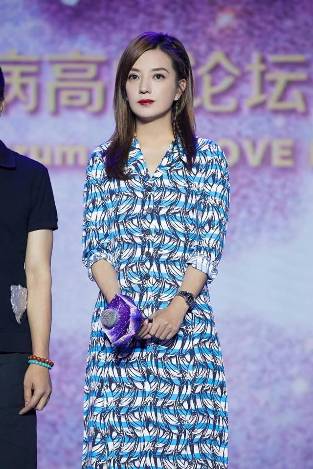 赵薇真瘦了，身穿白色连衣裙，看起来完全是百斤不到的女子