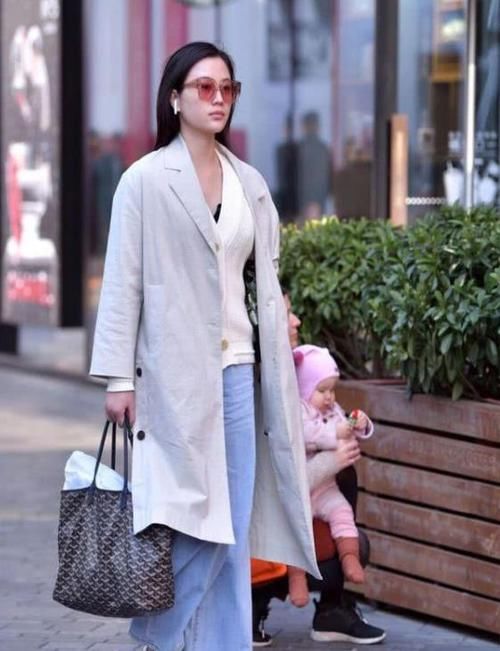  时尚■街拍：笑容甜美的美女，一件白色外套，时尚清新靓丽美