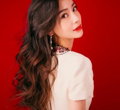 『杨颖』杨颖罕见独带娃！卫衣搭牛仔喇叭裤很青春，与3岁小海绵穿母子装