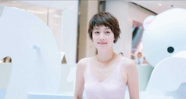  【马伊琍采用】马伊琍身材纤细胆真大,白背心配开叉半裙,脚踩细高跟简约矜贵
