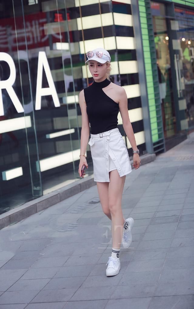 街拍:美女丰满迷人,穿衣搭配十分清凉