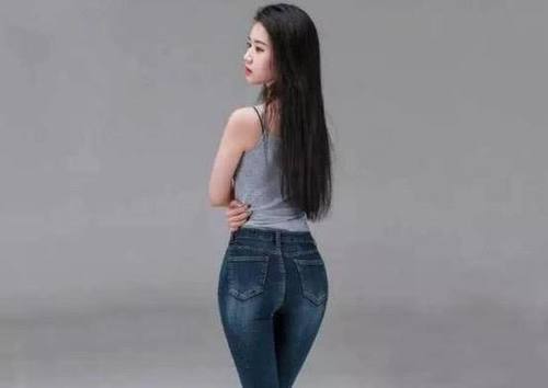 打底裤穿在双胞胎小姐姐身上，展现性感翘臀，网友直呼太美了