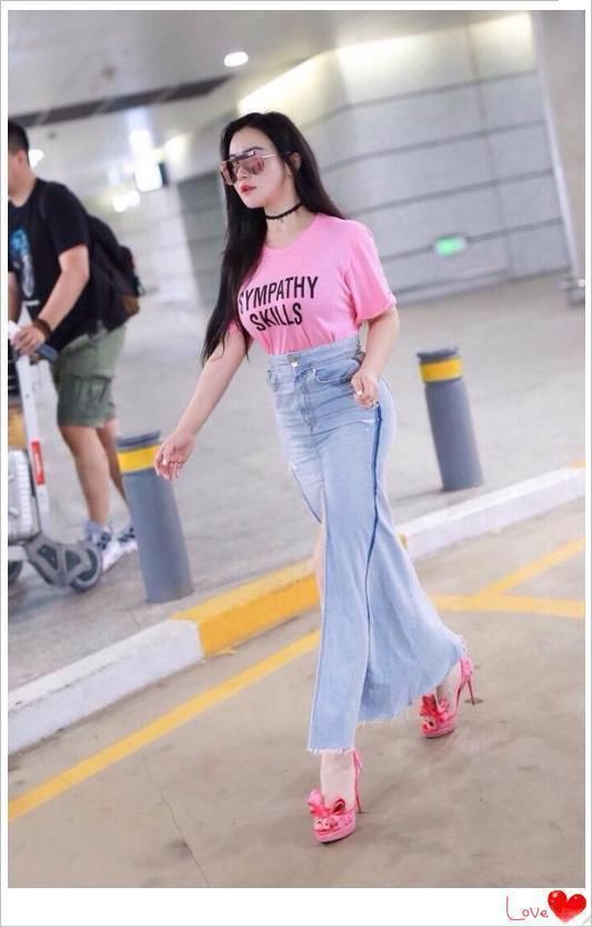 冉莹颖太敢了，包裙划条长缝就穿上身，网友：真怕一不小心撑裂了