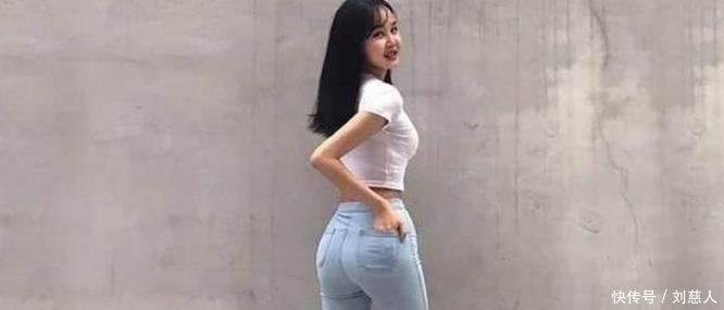 俏皮可爱的牛仔裤美女，凸显风韵身姿，让人着迷