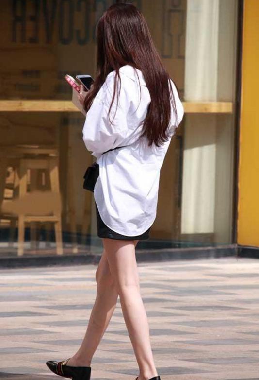 街拍:这个女孩眉宇之间有种超越了她年龄的惊人的美丽