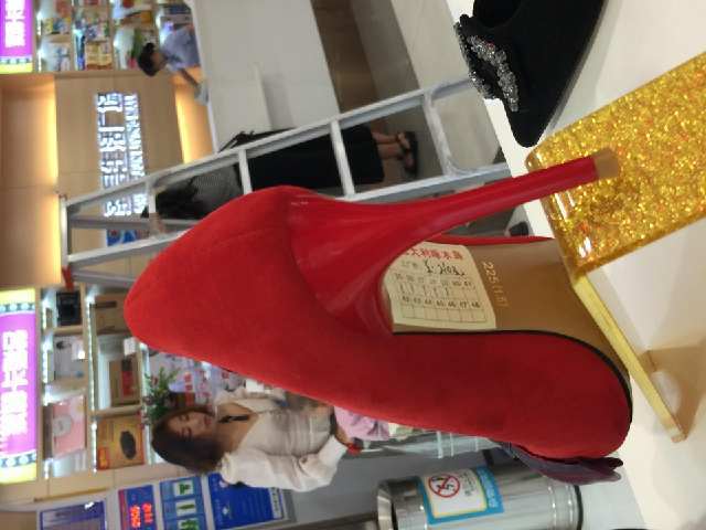 高跟鞋的跟现在都做成这样了，看来我真的是outo啦