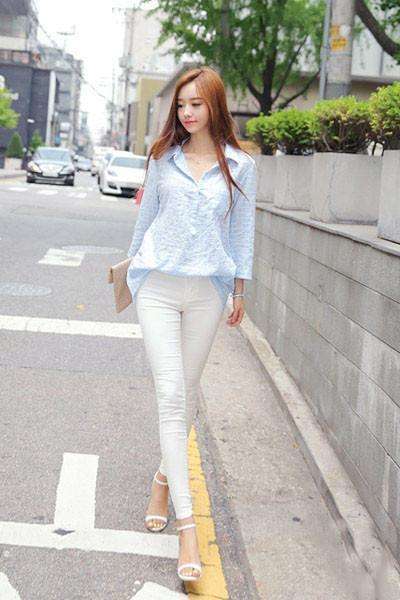 街拍:妙龄小姐姐穿衣品位,吊带背心穿出了成熟女人味!