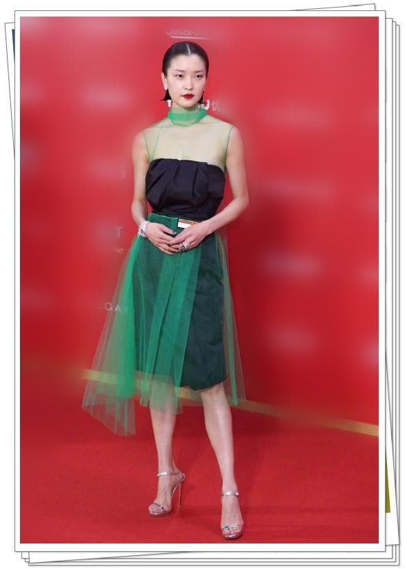 马苏尴尬了，与身高差14cm的杜鹃同穿绿色礼服，踮脚都拉不回差距