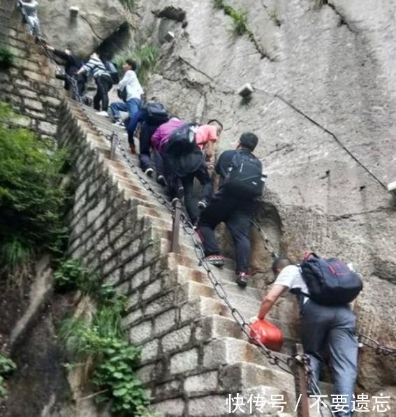  #我国#我国最“凶险”的楼梯，垂直90度必须借助绳索，开爬后就不可反悔