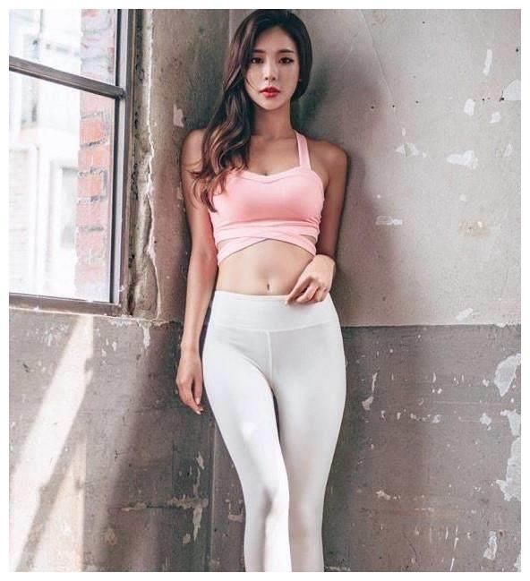 美图：紧身裤凸显出大方得体的气质美感，更显优雅大方的气质！