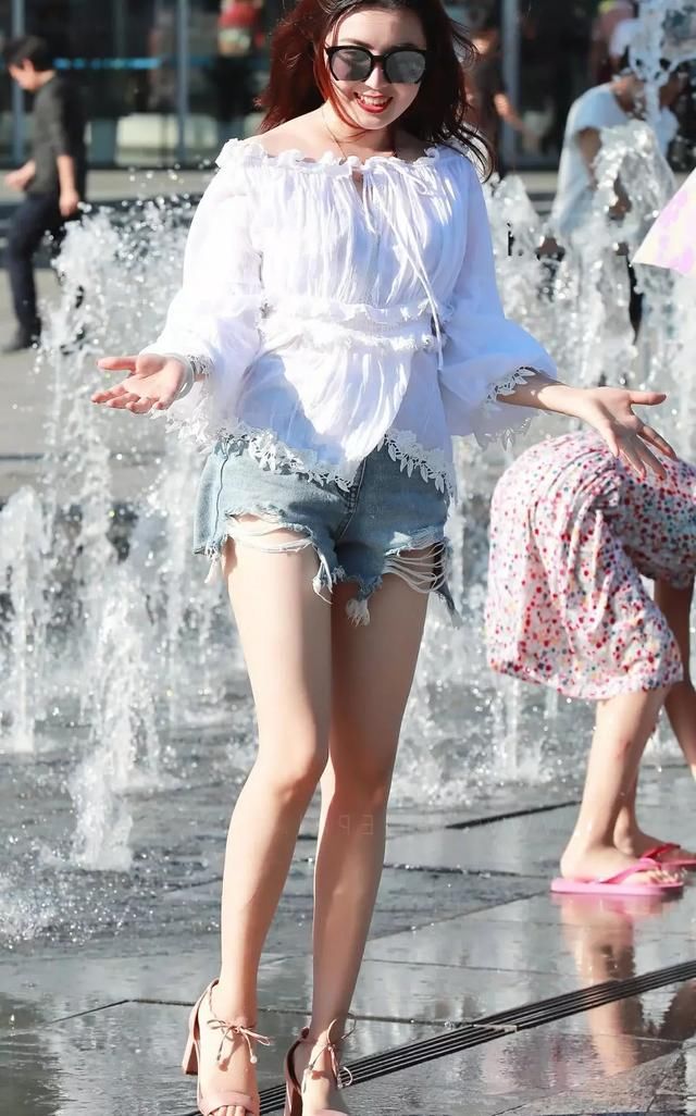 夏天美女们不懂得节操，大尺度露馅！让大叔们两眼放光直流口水！