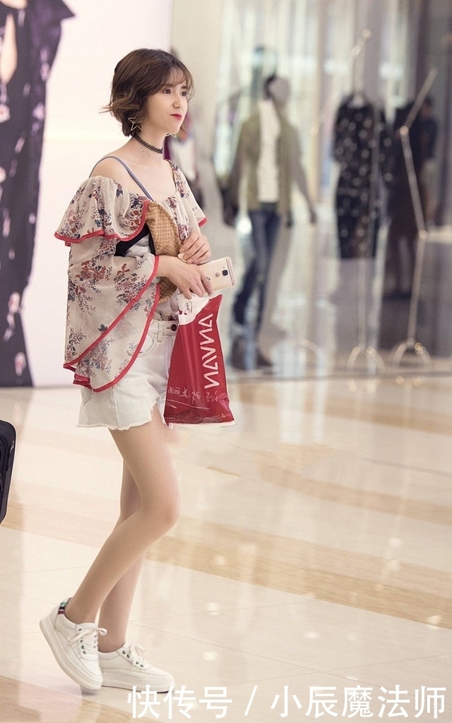  「碎花」路人街拍，小姐姐碎花衬衣十分的好看，经典百搭又耐看