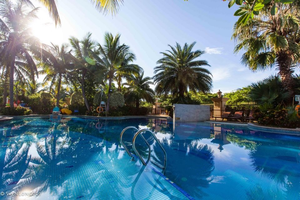 这可能是离三亚机场最近的酒店了，泳池连着大海