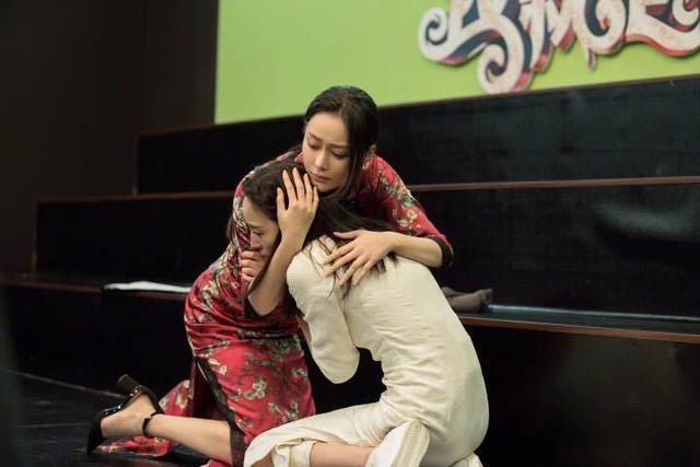 张钧宁有多瘦?旗袍装都撑不起来，还被同框的张馨予艳压!