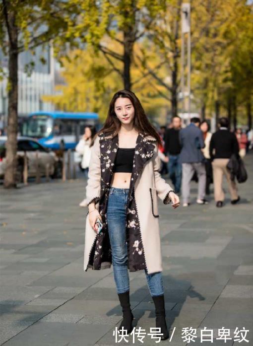 美女：大衣配美女，好看又时髦，街拍：图1小姐姐这应该是大胆炫腹吧