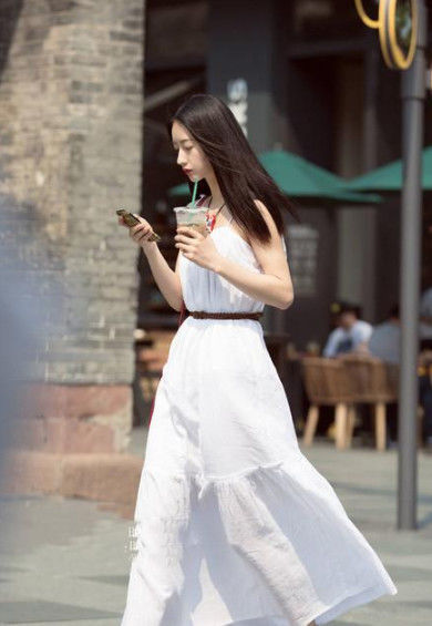 温文尔雅|街拍:身穿白色连衣裙美女,温文尔雅的气质,让人心生好感