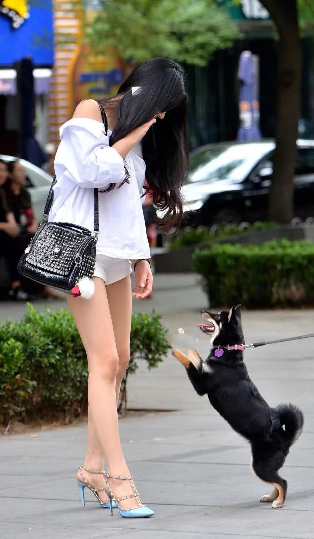 一米八三的小姐姐，短裤穿搭尽显一双细腻的筷子腿，不知道吸引了