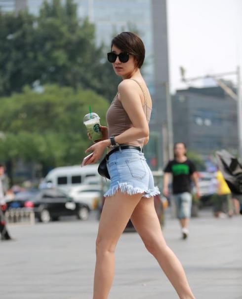 时尚又柔美的打底裤小姐姐展露独特魅力，勾勒出迷人有致的曲线！