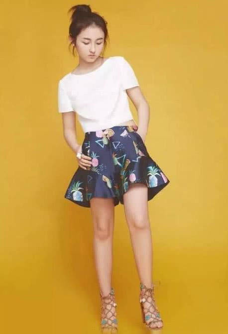 张子枫对这条裤子情有独钟,只看得见裤子,腿去哪了?真会穿