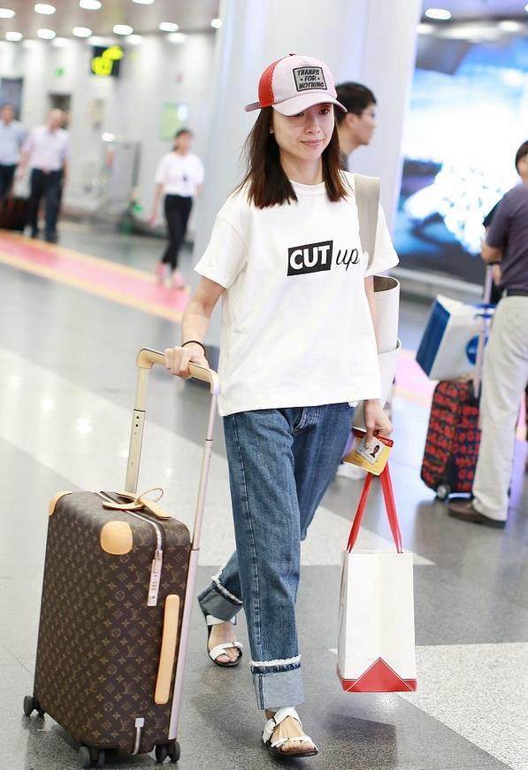 董洁真更狠的! 穿的短裤下面毛茸茸的还很紧身 网友: 离婚后什么