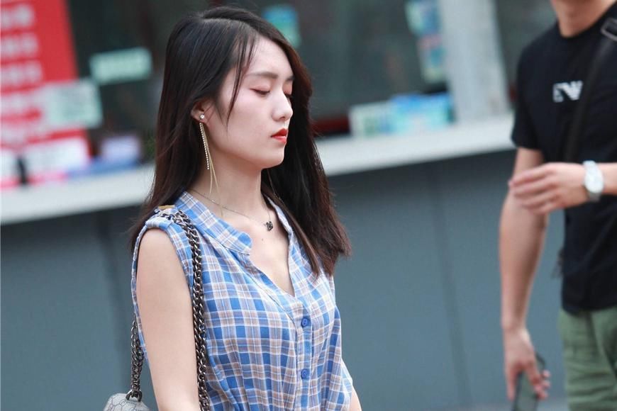 街拍:小姐姐身材很高挑，白色的包臀裙把好身材展露出来!