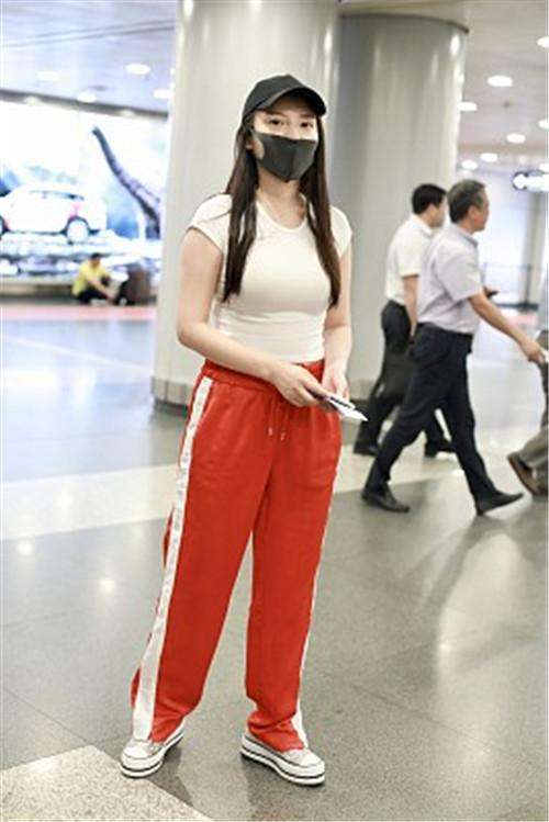 徐冬冬太会穿衣, 简单白T恤也这么显身材? 网友: 淡定不了了!