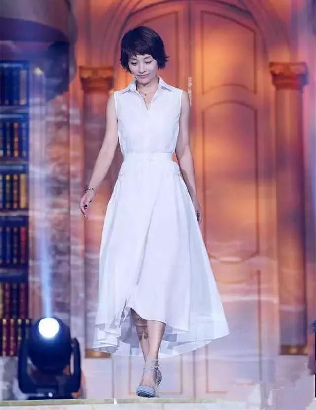 马伊琍难得高调一回!上万连衣裙配几千的高跟鞋,网友:41岁像21