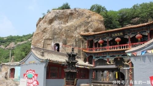 青山环抱，绿树成荫，古朴典雅，造型独特，河北张家口柏林寺