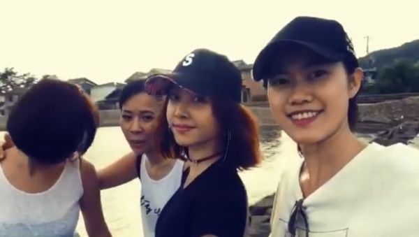 蔡依林与闺蜜在河边游玩一转身暴露性感小心机，黑色T恤好保守?