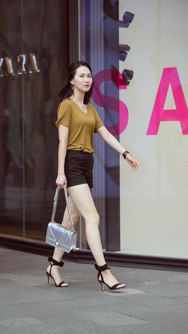 路人街拍，清爽的夏季搭配，让你简约好看而且美成风景!