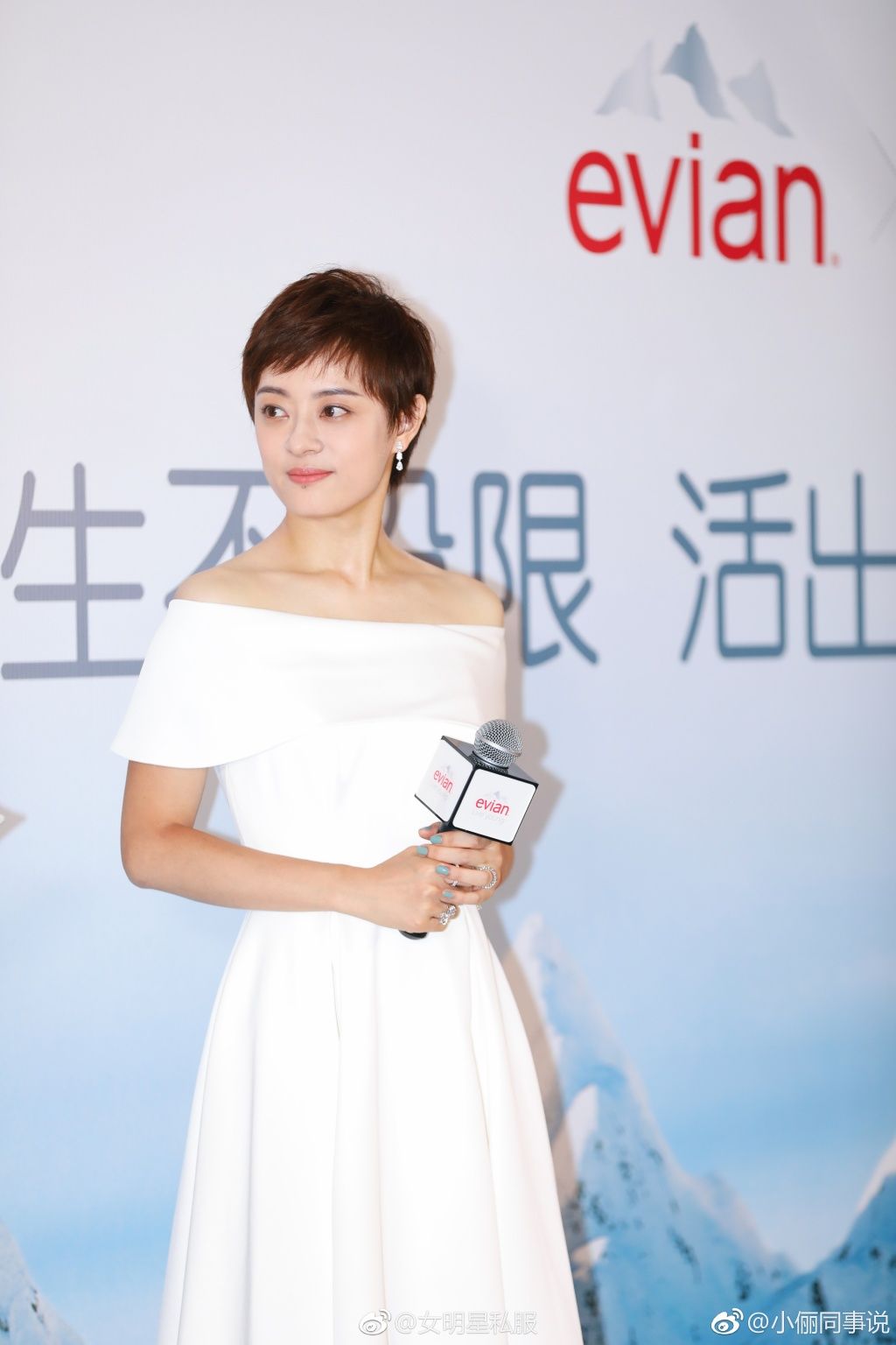 孙俪纯白连衣裙出席代言活动，脚上的高跟鞋亮瞎我的眼