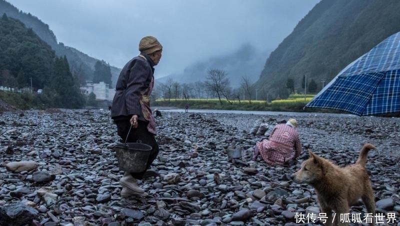 老人河滩日捡“宝石”3百斤, 每斤3毛