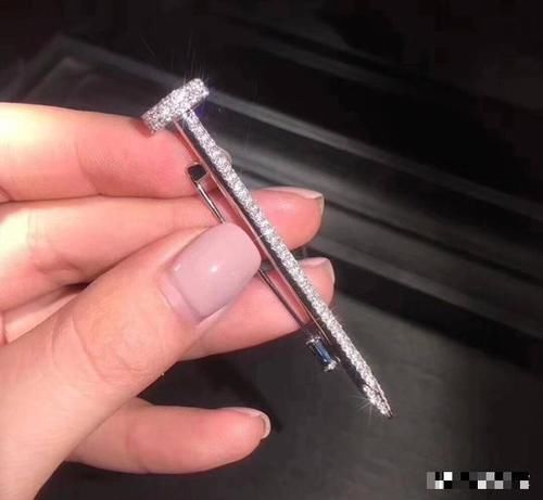 #奢侈#奢侈品牌卡地亚,时尚界的五金店,出新品螺帽手镯,网友:太丑了